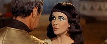 Liz Taylor impersona Cleopatra nell'omonimo film di Joseph L. Mankiewicz del 1963 cleo