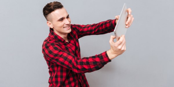 uomo vestito rosso attrae donne