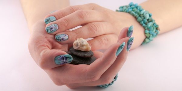 unghie con decorazione