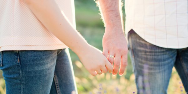 contatto mano partner alleviare dolore