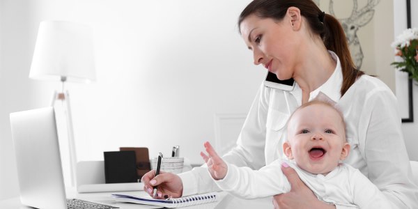 Essere mamma in Italia: la prima gravidanza arriva a 32 anni