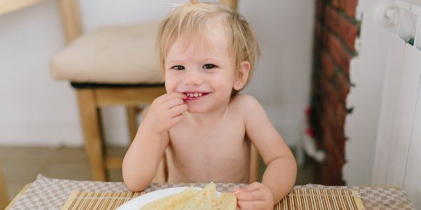 Bambini: portarsi le mani sporche alla bocca fa male?