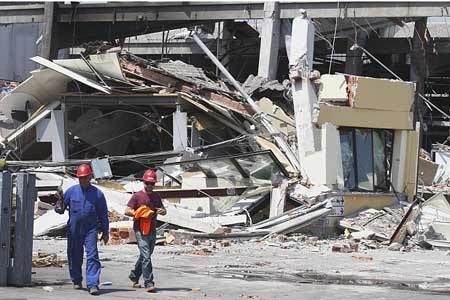 Le macerie della fabbrica Bbg di Mirandola - Daily Mail/AP