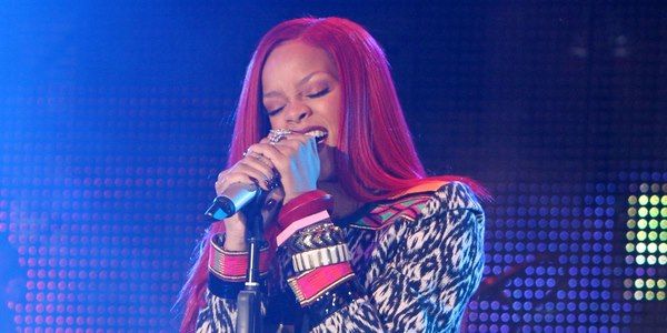 rihanna capelli rossi