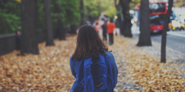 zaini pesanti e rischi per la colonna vertebrale